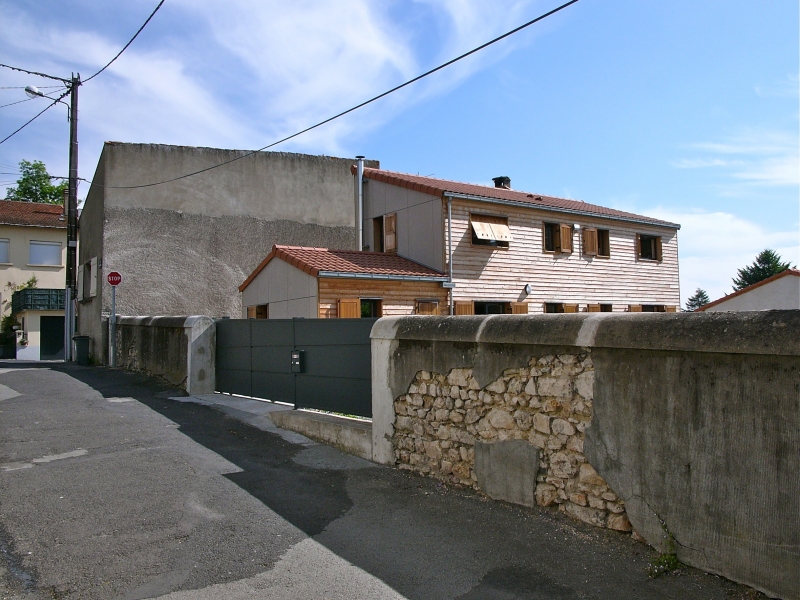 Maison B. à Crouzol (63 530).
Habitat écologique très basse consommation énergétique en centre bourg.